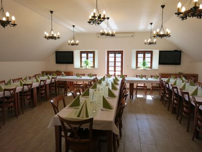 svatebni_tabule _v_zelene_barve_kadlcuv_mlyn | Restaurace Kadlcův mlýn Brno